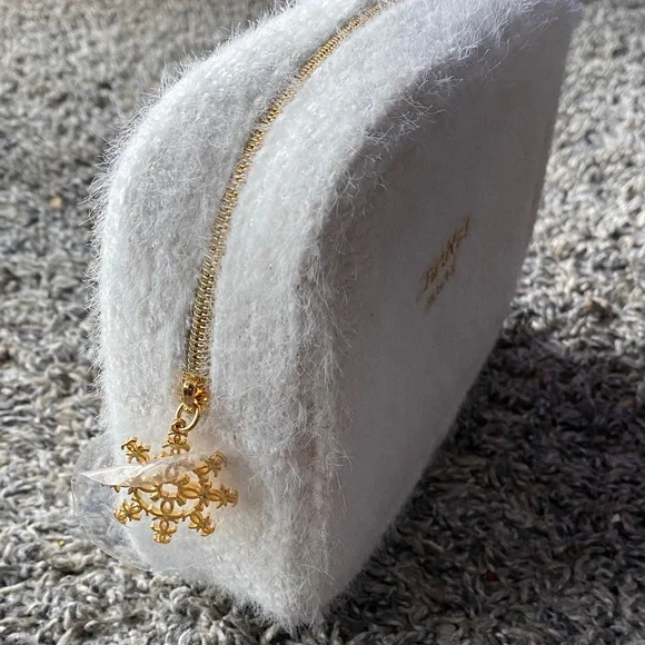 CHANEL Beauté White and Gold Accessory Pouch / cosmetic bags - Picture 3 of 5